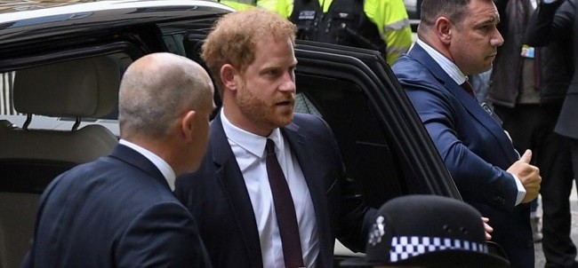 Pangeran Harry Bersaksi Bahwa Tabloid Menghancurkan Masa Kecilnya