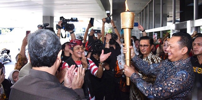Ketua MPR RI Terima Lawatan Obor Paskah Nasional XIX dan Menghimbau Umat Kristiani Jaga Persatuan di Tahun Politik