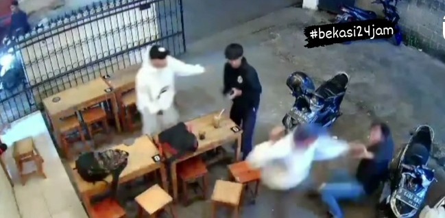Asyik Ngopi, Pemuda di Bekasi Tiba-tiba Dibacok, Polisi Buru Pelakunya