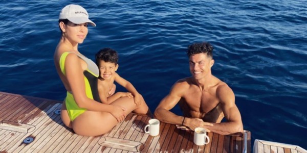 Cristiano Ronaldo dan Georgina  Nikmati Liburan Musim Panas 