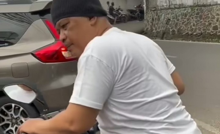 Ngaku Anggota Polri Saat Ditegur Karena Merokok Sambil Bawa Motor, Pria Ini Dicari Polisi