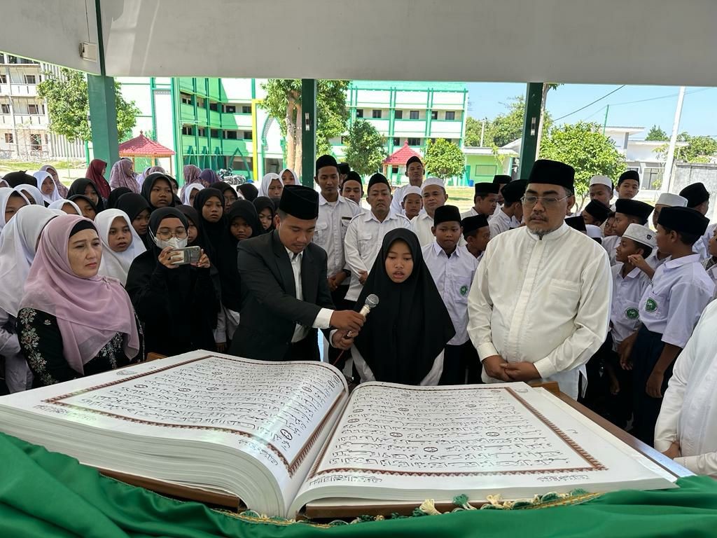 Luar Biasa! Gus Jazil Luncurkan Mushaf Alquran Raksasa Tulisan Tangan di Jawa Timur