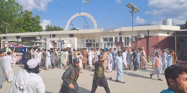 Serangan Bom Bunuh Diri di Pakistan Tewaskan 44 Orang dan Puluhan Luka-luka