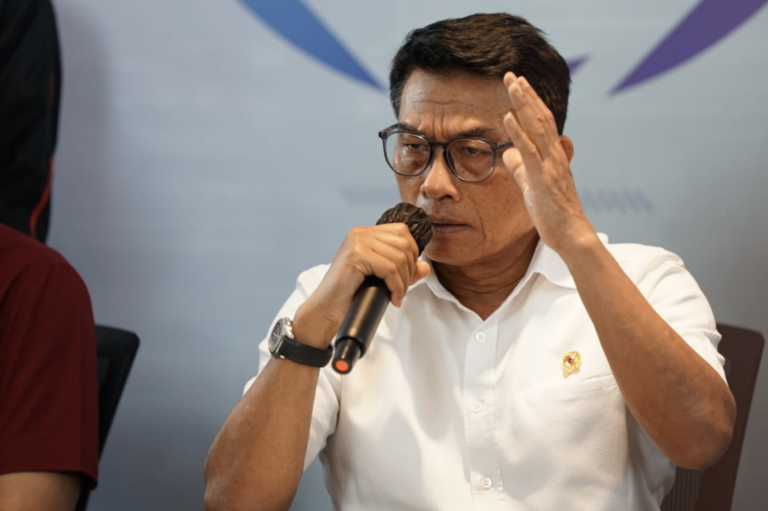 Moeldoko ke Rocky Gerung: Jangan Coba-coba Ganggu Presiden Jokowi