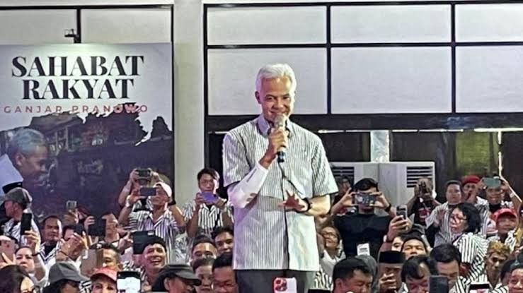 Ganjar Pakai Baju Jokowi saat Tanggapi Deklarasi PAN & Golkar ke Prabowo