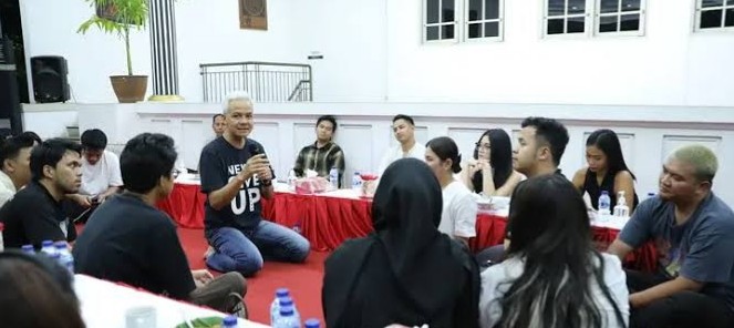 Ganjar Jawab Ketakutan Anak Muda Soal Masa Depan Sambil Makan Bareng Influencer Artis