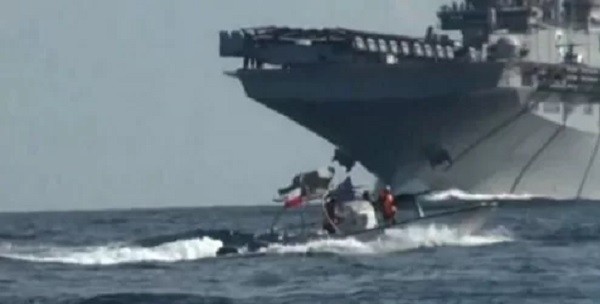 Diancam Ditembak IRGC Iran, Helikopter AS Terpaksa Turun di Dek Kapal Induk di Teluk Persia 