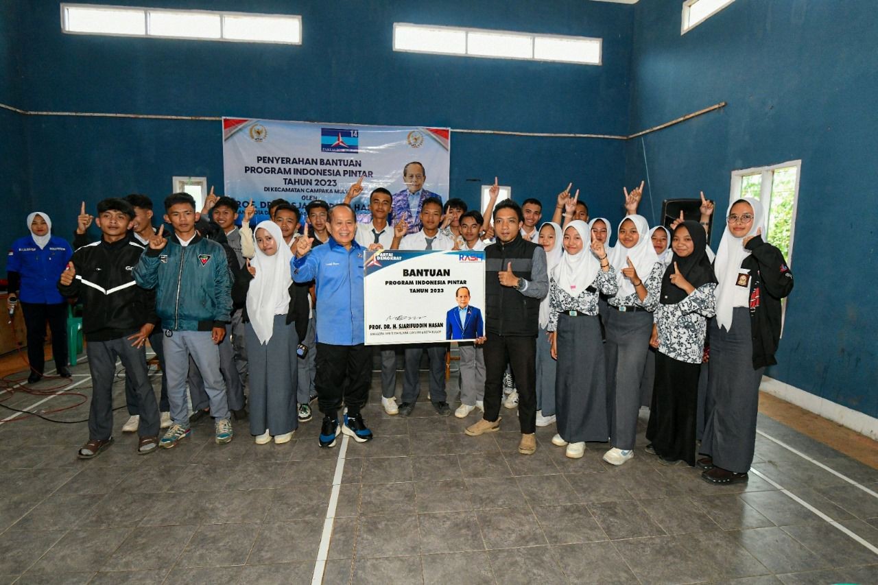 Syarief Hasan Berikan Beasiswa Kepada Siswa Program Indonesia Pintar
