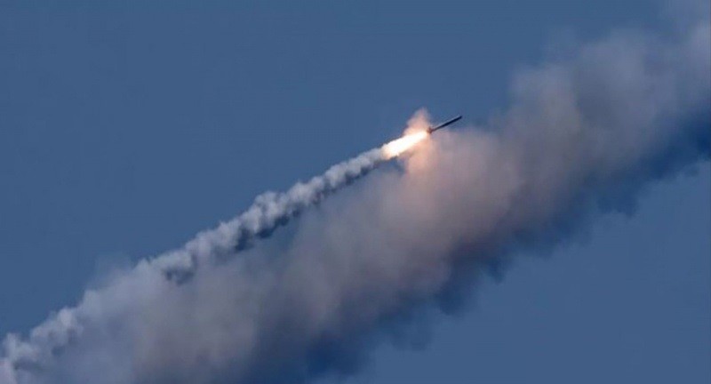 Rudal-rudal Rusia Serang Pangkalan Udara Ukraina