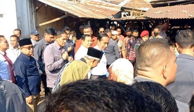 Warga Teriak ‘Ganjar Presiden’ Saat Jokowi Kunjungi Pasar Pekalongan yang Dihadiri Prabowo