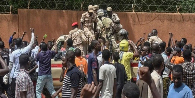 Warga Niger Kepung Pangkalan Militer Prancis