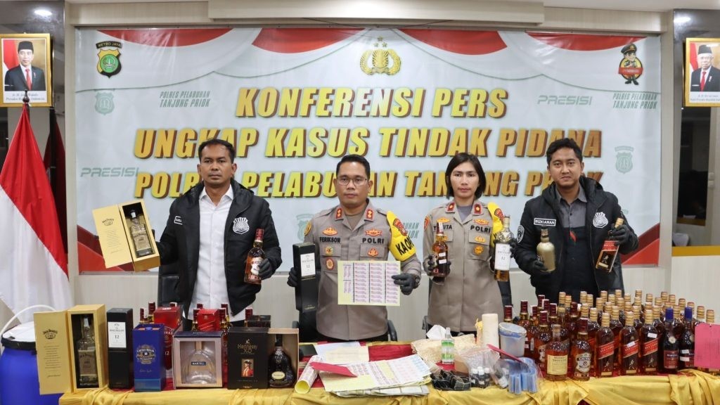 Polisi Tangkap Tiga Produsen Miras Merk Terkenal Palsu di Kalideres