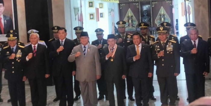 Prabowo Berikan Penghargaan Dharma Pertahanan Utama Kepada Habib Luthfi 