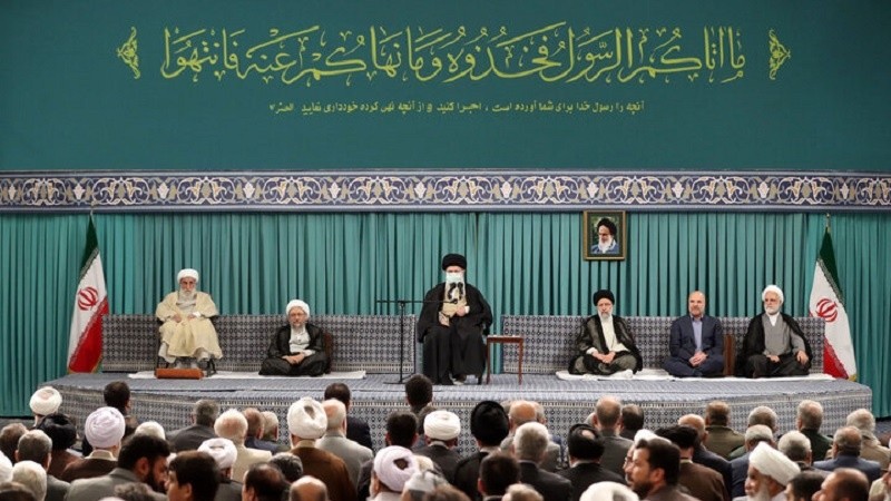 Ayatullah Khamenei: Siapa yang Dirugikan oleh Persatuan Umat Islam?