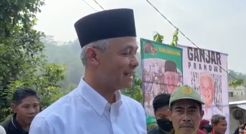 Usai Menginap di Rumah Warga, Ganjar Jalan Pagi Sambil Tinjau Bantuan Sumur Air Bersih di Desa Muncang