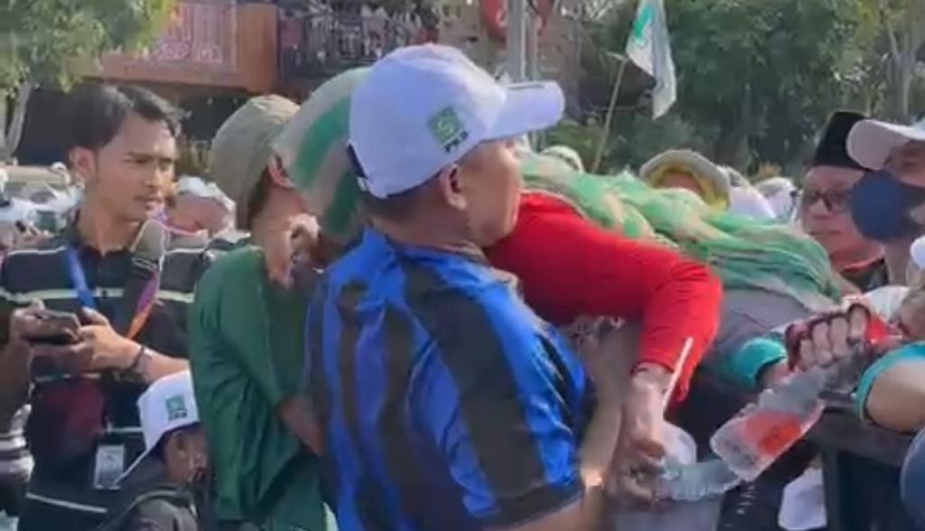 Aksi Heroik Caleg DPR RI Evakuasi Seorang Ibu yang Terhimpit di Tengah Jutaan Massa AMIN  