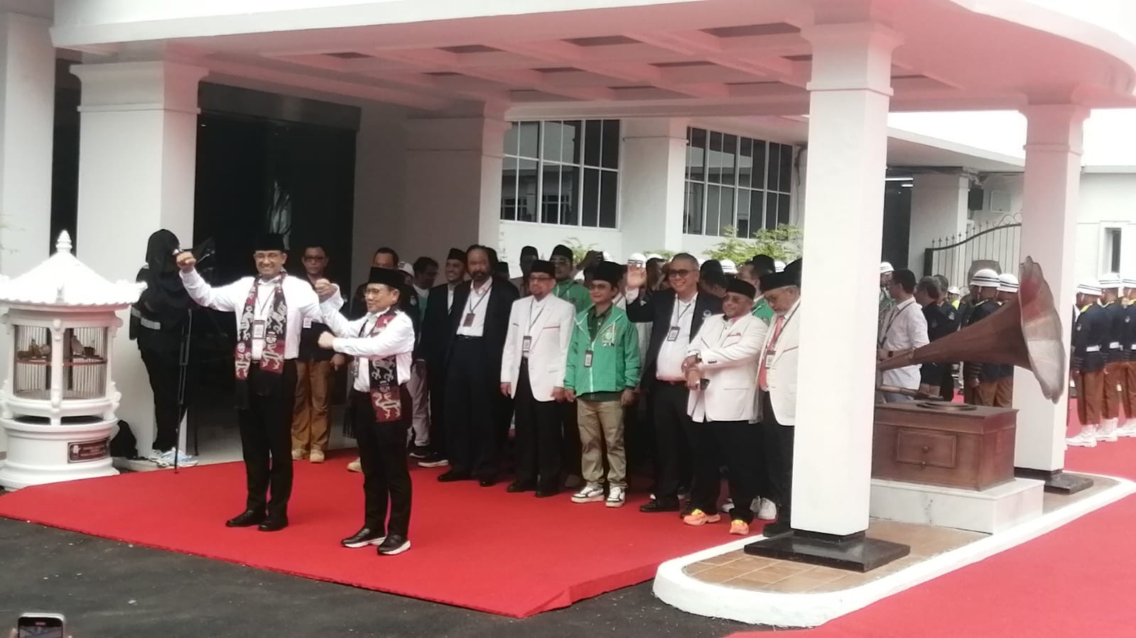 Pakai Kemeja Putih, Pasangan Anies-Cak Imin Masuki Kantor KPU