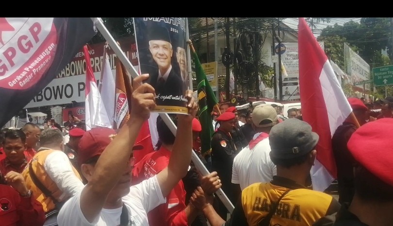 Pasangan Ganjar-Mahfud Daftar ke KPU, Sebelahnya Baliho Besar Prabowo
