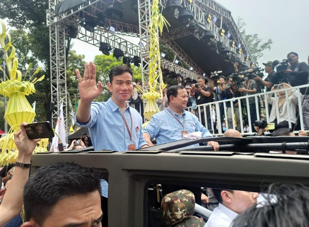 Prabowo-Gibran Daftar ke KPU Naikin Mobil Maung Buatan Pindad