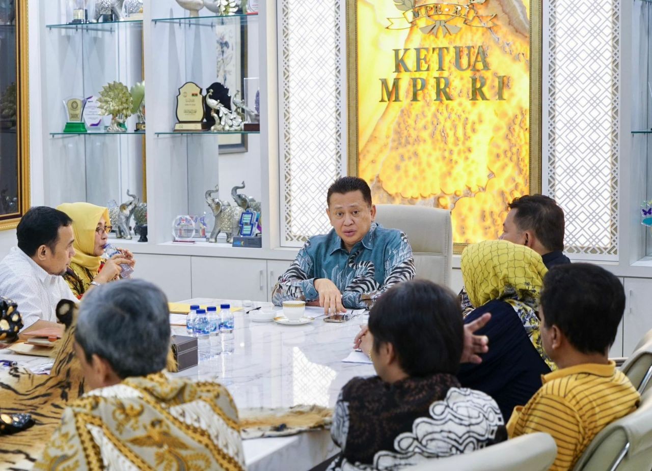 Serahkan BPKB Kendaraan Operasional Dapil 7 Jateng, Bamsoet Ajak Menangkan Partai Golkar di Pemilu 2024
