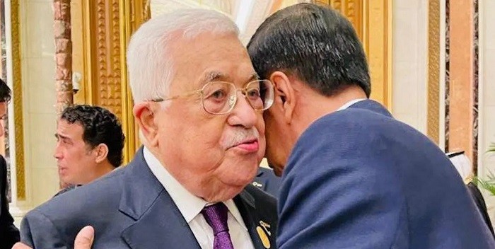 Rangkul Presiden Palestina, Jokowi Sampaikan Keprihatinan Mendalam Atas Peristiwa Gaza