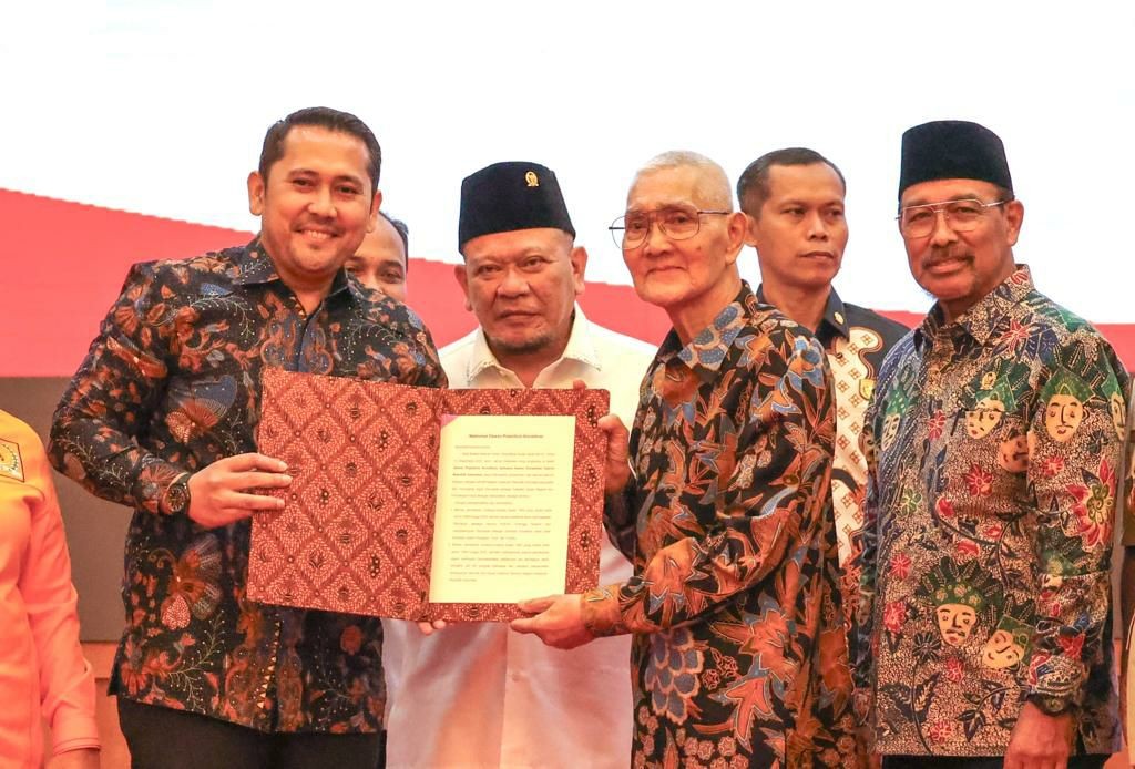 Ketua Fraksi Kelompok DPD di MPR M. Syukur Terima Mandat Dari Try Sutrisno Wakil Presiden Republik Indonesia Ke-6