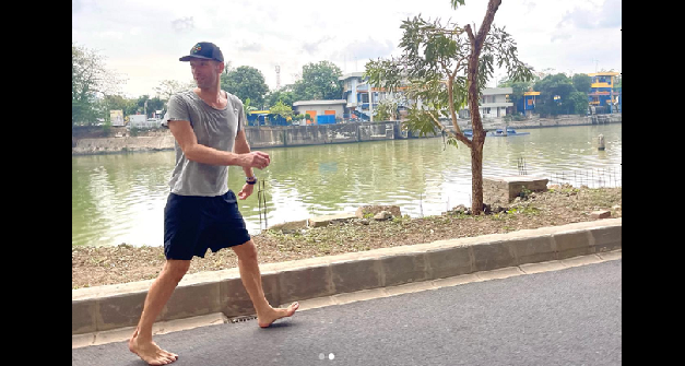 Jelang Konser Coldplay, Chris Martin Nyeker Sambil Jalan-jalan di Jakarta 