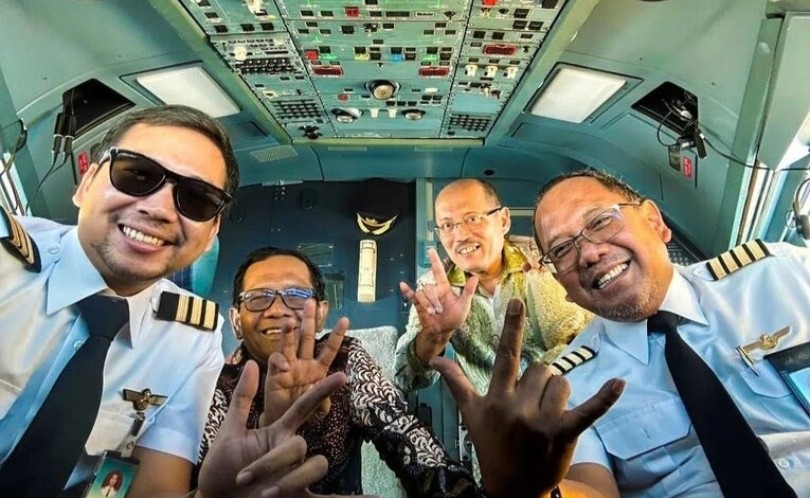 Pilotnya Foto Pose 3 Jari Bareng Mahfud MD, Begini Respons Bos Garuda