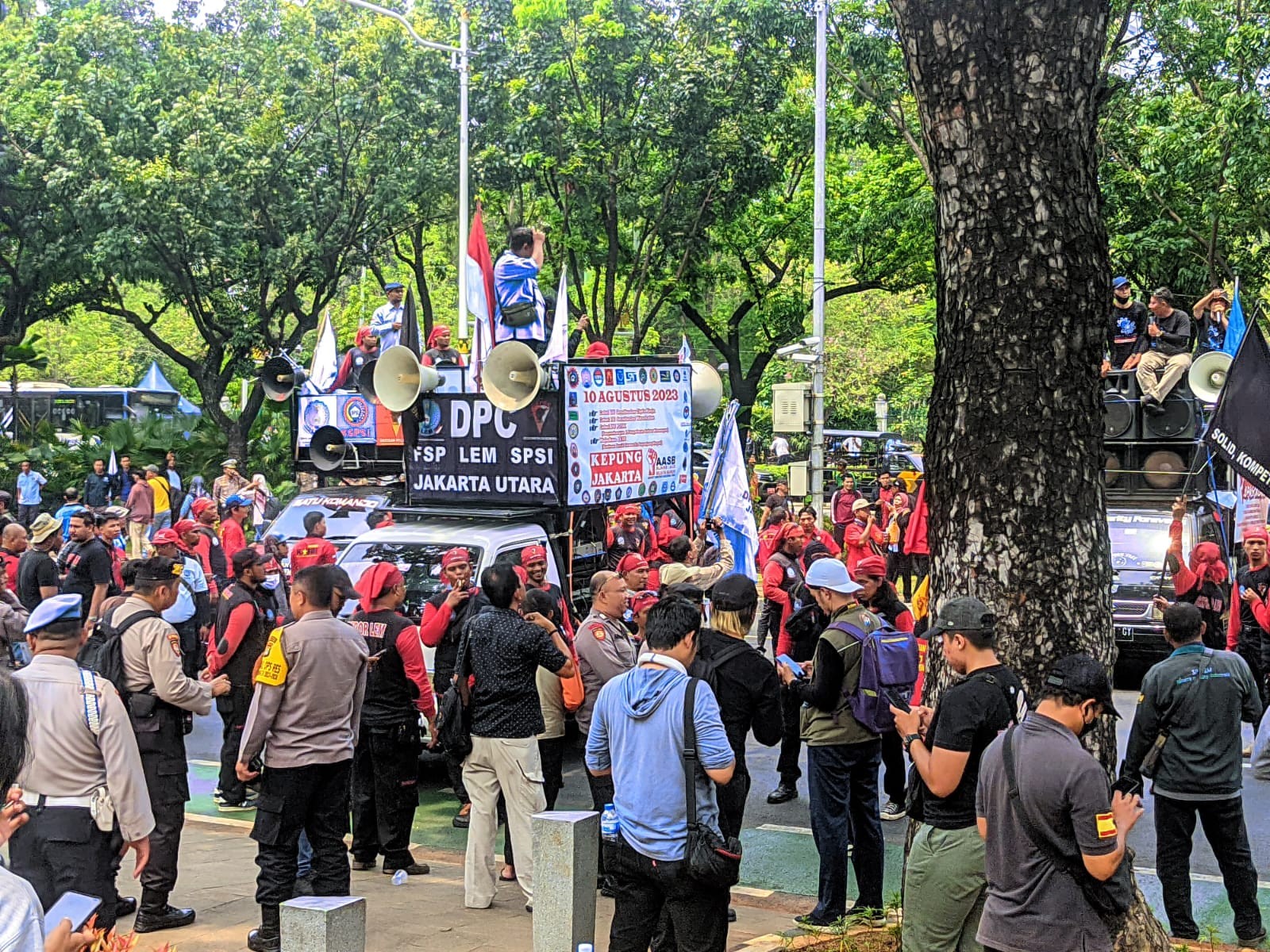 Jelang Penetapan UMP DKI 2024, Buruh Geruduk Kantor Balai Kota DKI Jakarta 