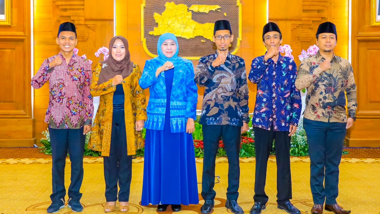 Lantik Anggota KI Jatim, Khofifah: Segera Tancap Gas di Tengah Pesatnya Arus Informasi Tahun Politik