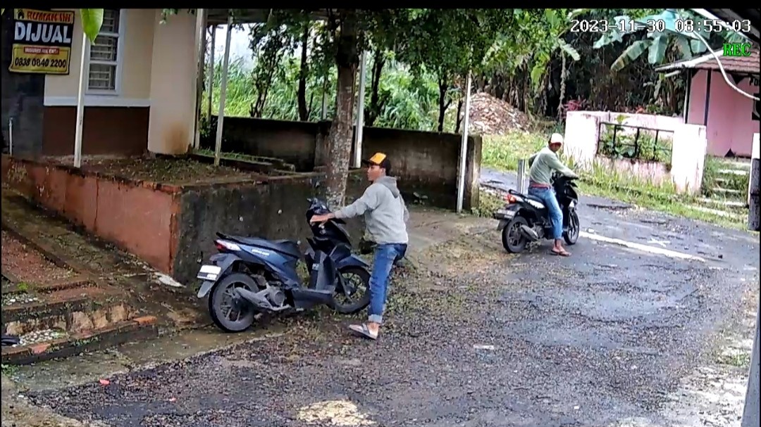 Aksi Dua Maling Motor Terekam CCTV di Ciampea, Bogor