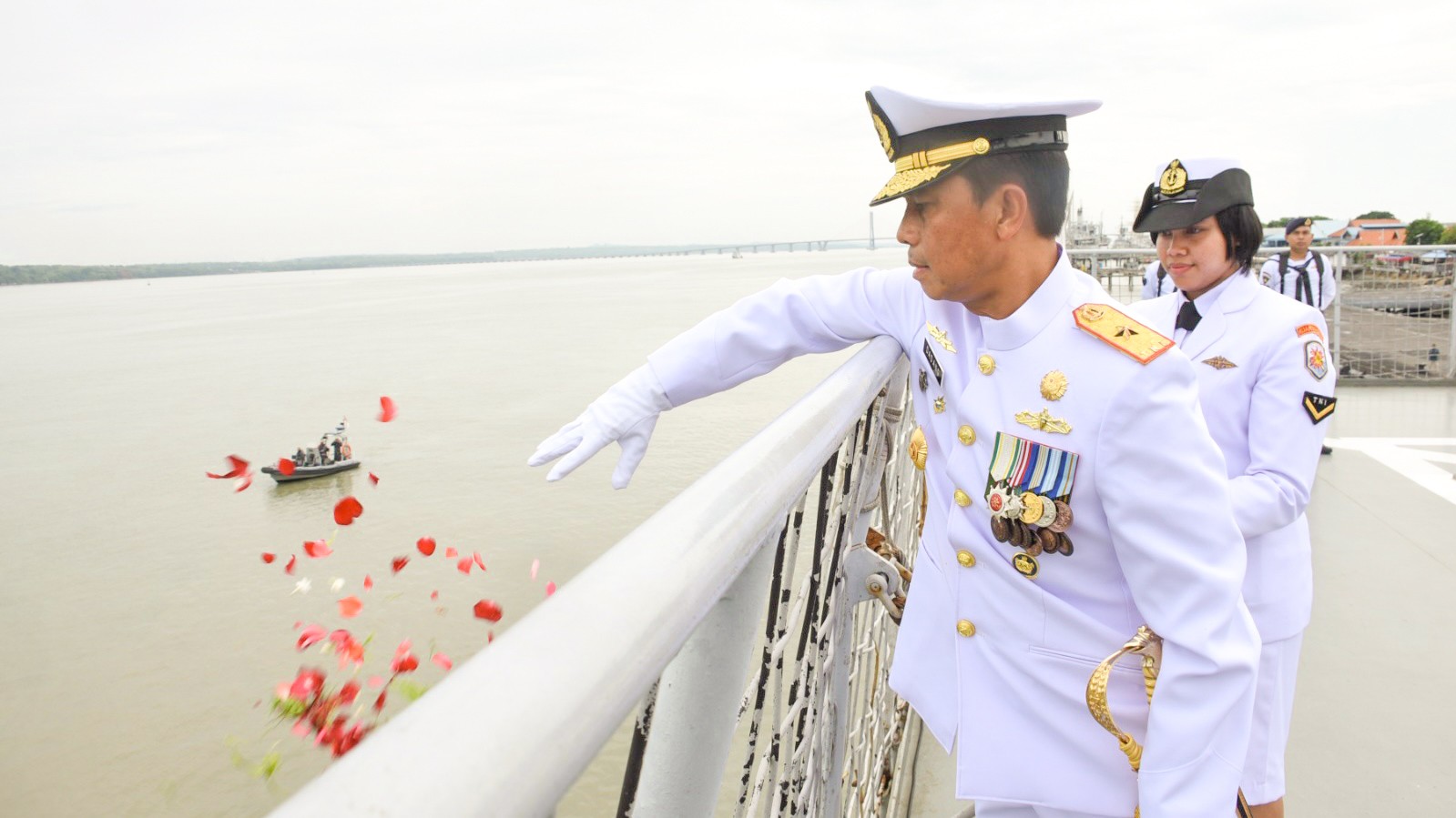 Dankodikopsla Kodiklatal Ikut Tabur Bunga di Selat Madura Jelang Hari Armada 2023