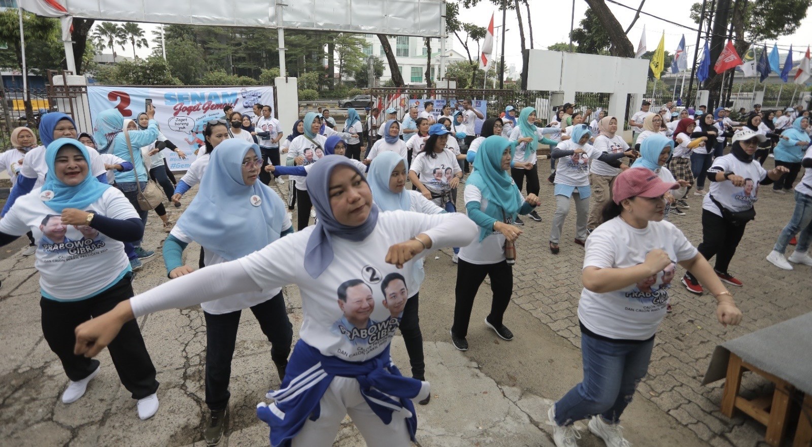 TKN Prabowo-Gibran Gelar Sabtu Biru Langit Ceria, Emak-emak Sambut Pemilu dengan Riang Gembira