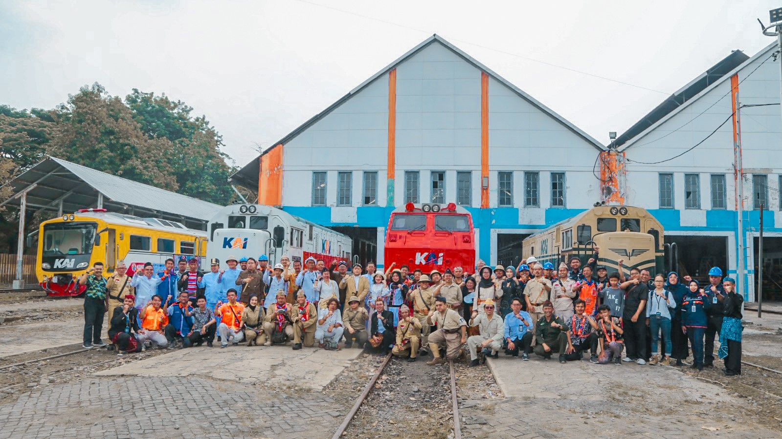 Peringati 1 Abad Depo Sidotopo, KAI Daop 8 Hadirkan Lokomotif Livery Vintage Merah dan Biru