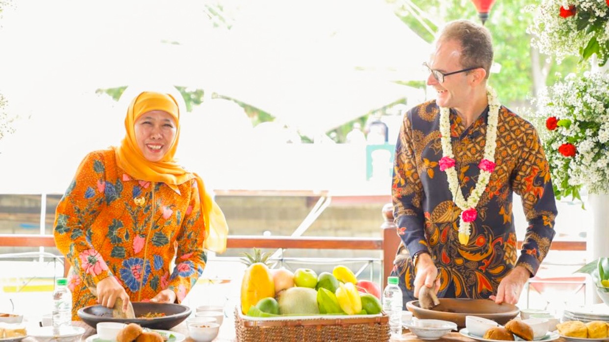 Momen Gubernur Khofifah Bersama Dubes Inggris Ngulek Rujak Manis dan Bahas Proyek Kereta SRRL