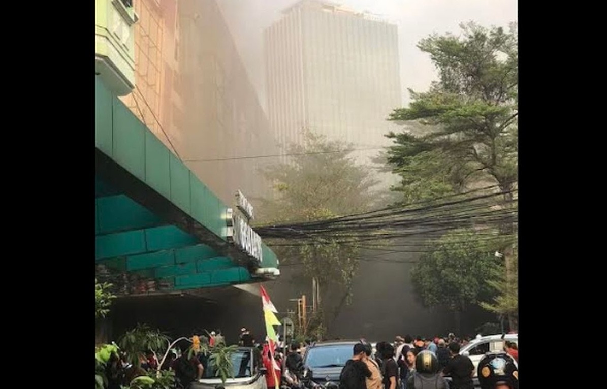 Kebakaran Blok M Square Bikin Pengunjung Berhamburan Keluar Mal