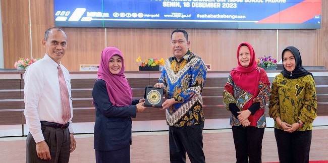 Sarasehan Kehumasan  MPR di Padang, Indro Gutomo : Evaluasi  Layanan Informasi di MPR RI  Perlu Dilakukan Melalui Konsultasi Publik