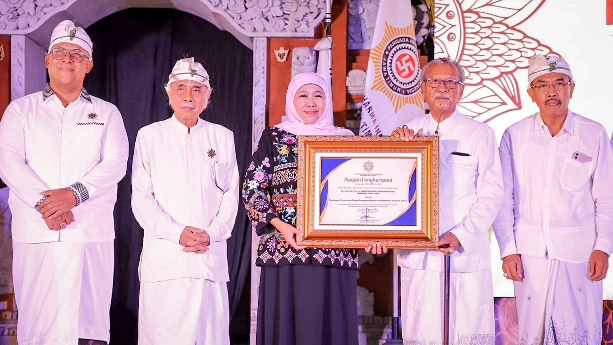 Terima Penghargaan dari PHDI, Khofifah: Sampaikan Pesan Damai dan Kasih di Tahun Politik