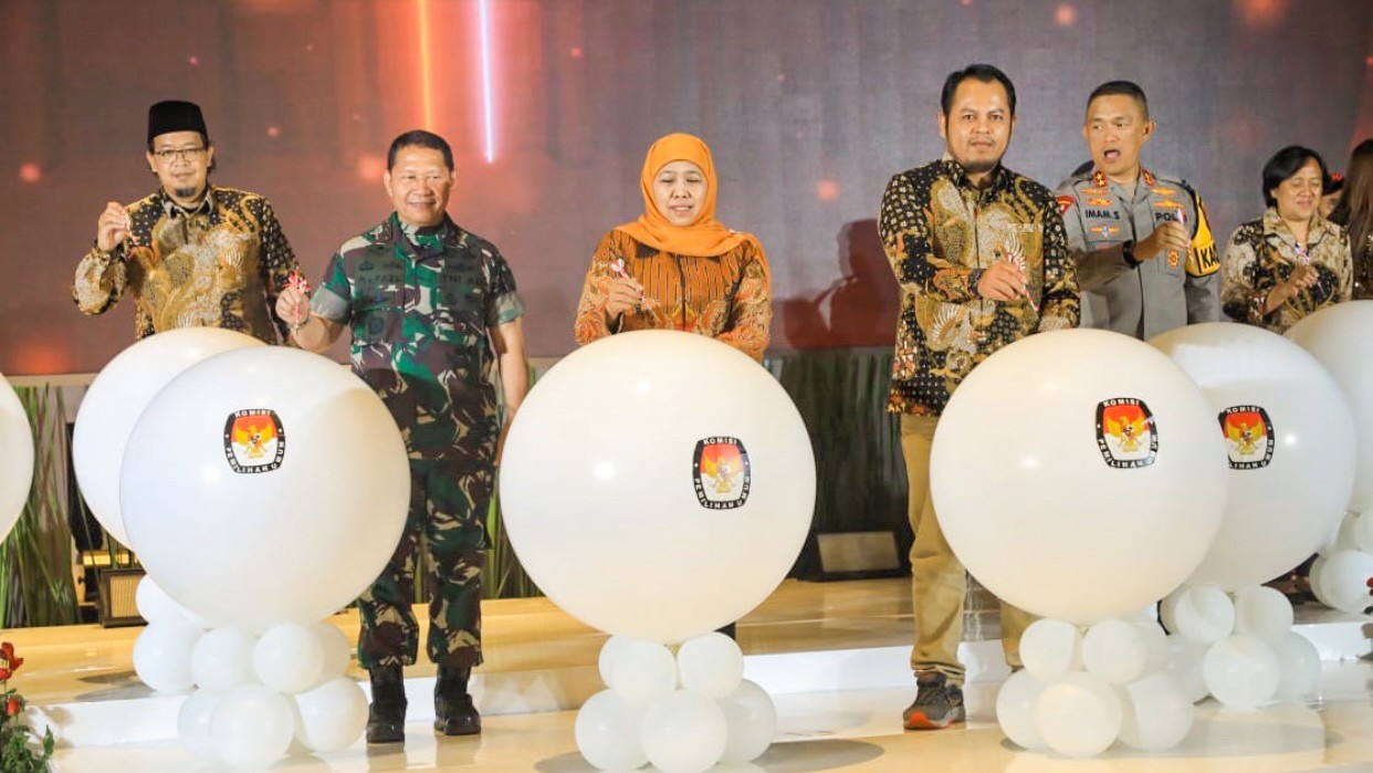 Buka Rapim KPU Provinsi & Kab/Kota se-Jatim, Khofifah Pesankan Kawal Pemilu Tanpa Kecurangan