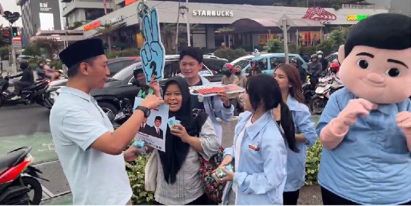 Sosialisasi Visi Misi Prabowo-Gibran, TKN Fanta Bagi-bagi Susu di Sarinah 