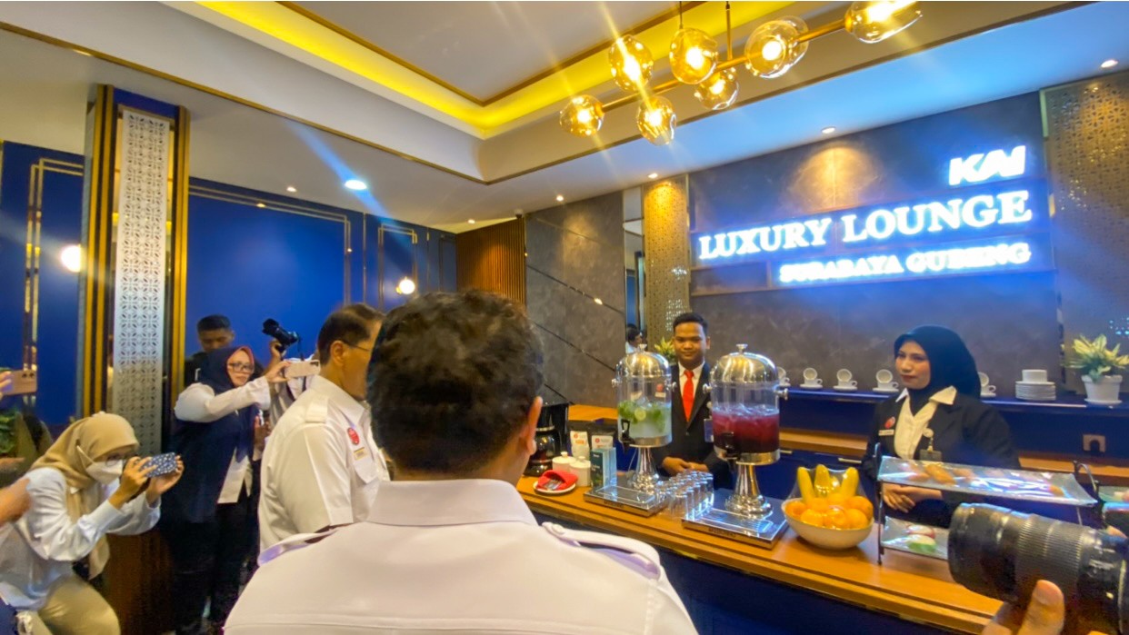 Dirut KAI Resmikan Luxury Lounge di Stasiun Surabaya Gubeng, Apa Saja Fasilitasnya?