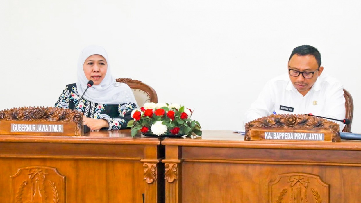 Pulang Umroh, Khofifah Langsung Pimpin Rakor Proker 2024 Tingkatkan Pendapatan Daerah