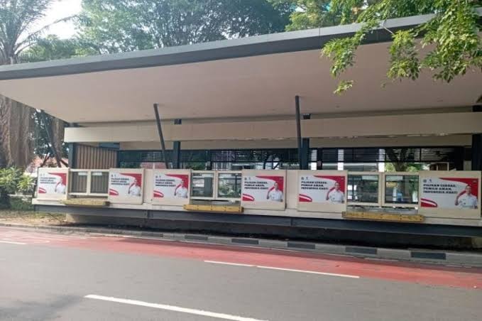 Stiker Heru Budi Penuhi Halte TransJakarta, Netizen: Bikin Rusak Jakarta