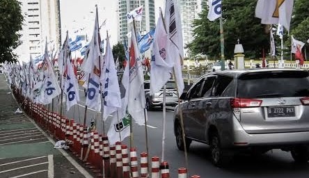 Bendera Parpol Dipasang di Stick Cone Jalur Sepeda, Netizen: Merusak Pemandangan