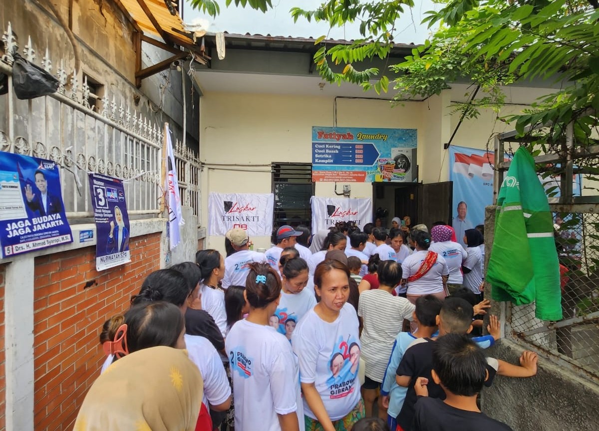 Laskar Trisakti 08 Gelar Bagi Susu dan Biskuit di Tambora dan Pejagalan