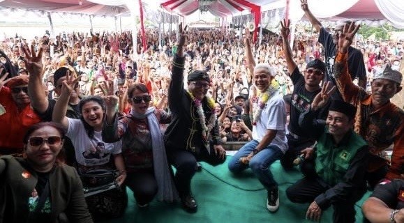 Antusias, Ribuan Warga Karawang Sambut Capres Nomor 3 Ganjar Pranowo