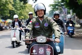 Bareng Komunitas Vespa, Ganjar Blusukan Cek Harga Sembako di Pasar Pekalongan