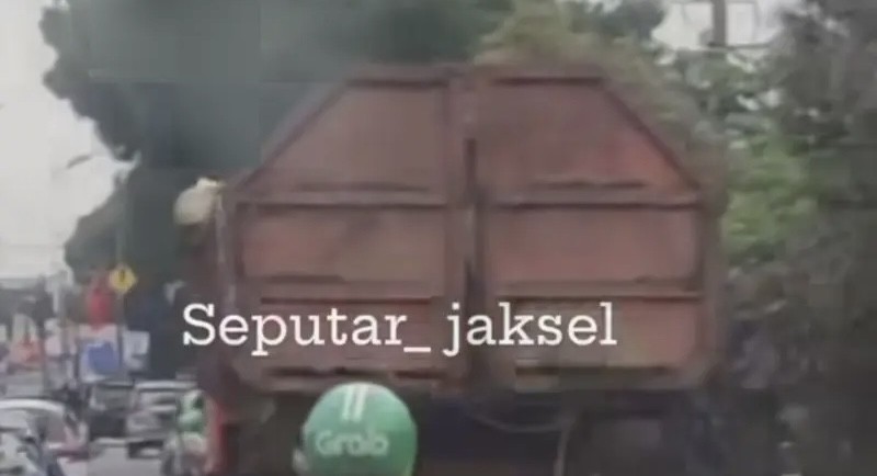 Pintu Belakang Truk Sampah DLH Hampir Copot, Begini Komentar Netizen