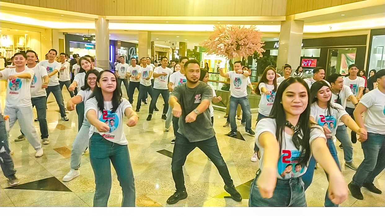 Gen Z PSI di Surabaya Flash Mob Goyang Gemoy Dukung Prabowo-Gibran Satu Putaran