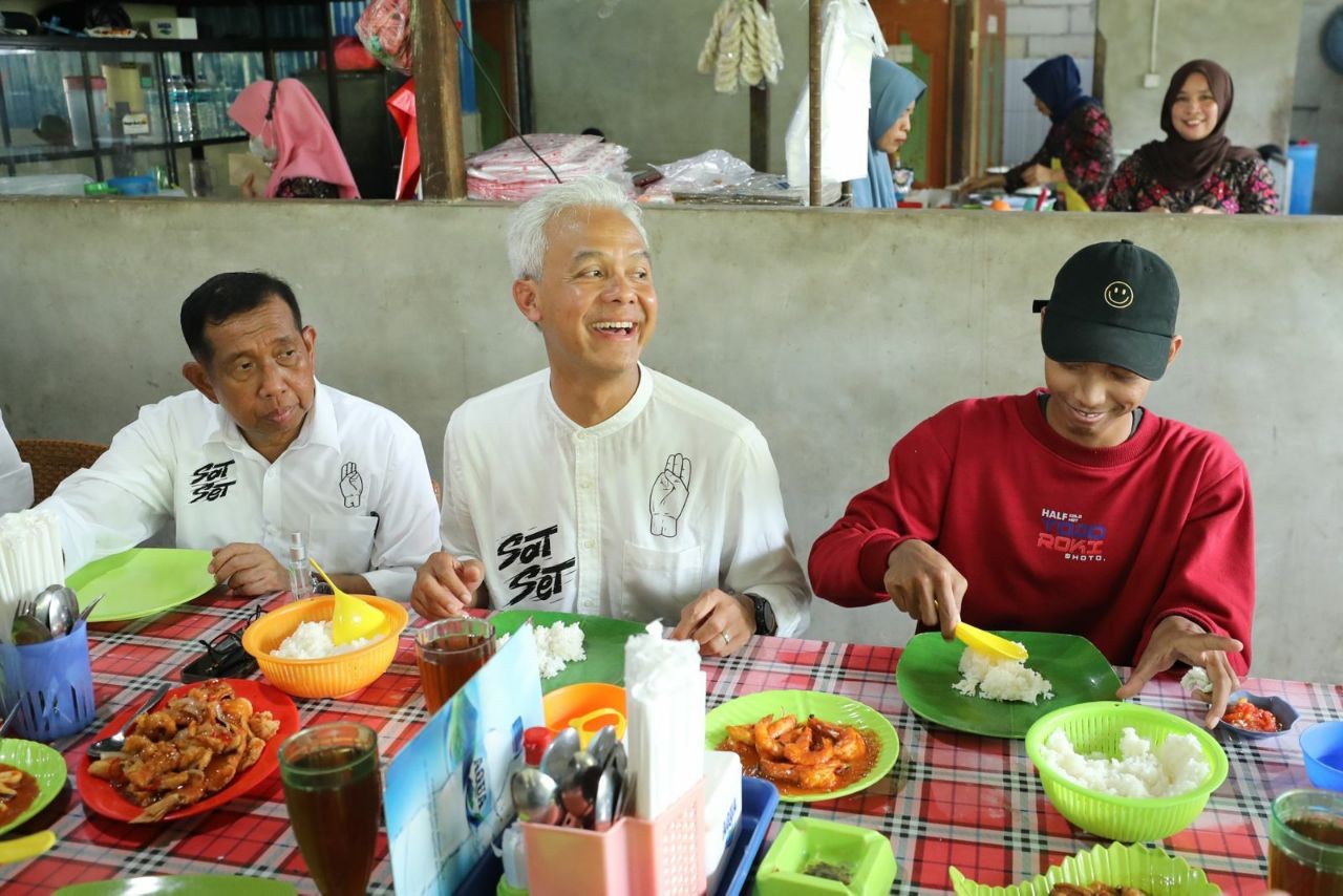 Dihadang Pendukung Prabowo Saat Kampanye di Balikpapan, Ganjar Justru Ajak Mereka Makan Bersama
